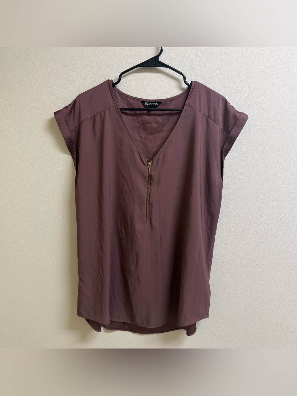 Express Women's Mauve Zip V-Neck Short Sleeve Top size L